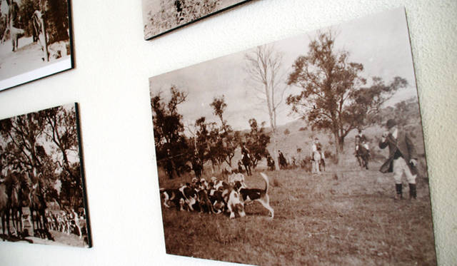 <strong>オーストラリア｜シャトー・イェリング・ヒストリック・ハウス・ホテル</strong> ホテル内に飾られた歴史を物語る写真。英国への郷愁が感じられる