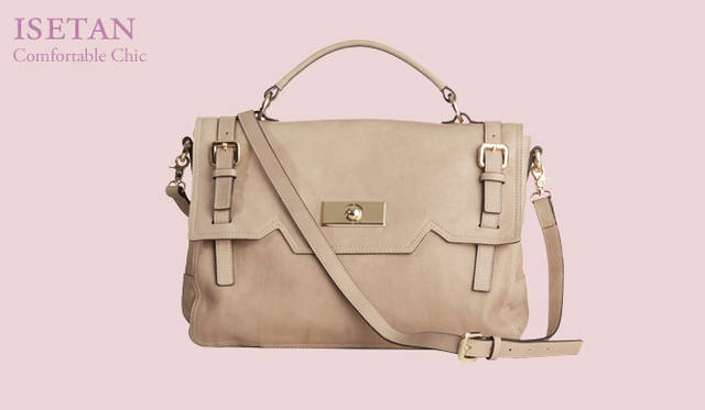 <strong>伊勢丹｜ISETAN</strong>　グレーベージュのバッグ。横長の形が新鮮。バッグ[W36×H25×D12cm] 4万8300円（コチネレ／ハンドバッグ／伊勢丹新宿店）