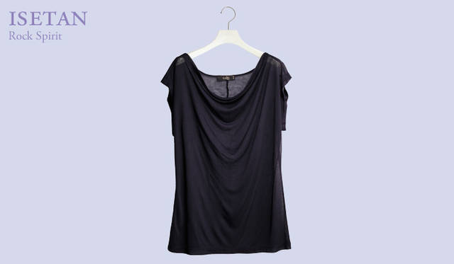 <strong>伊勢丹｜ISETAN</strong>　衿ぐりのドレープが美しい。ネイビーカットソー 1万1550円（ケイン／リ・スタイル プラス／伊勢丹新宿店）