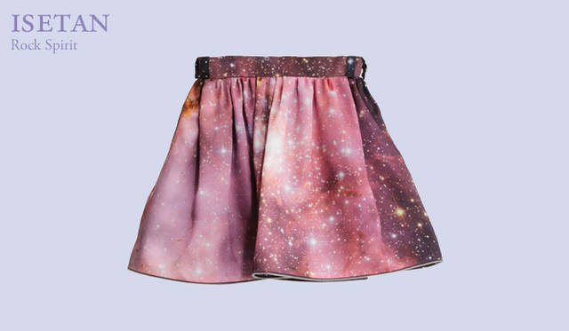 <strong>伊勢丹｜ISETAN</strong>　フューチャリスティックなコスモ柄で個性的に。ヘムのジッパーづかいも面白い。スカート 12万7050円（クリストファー ケーン／インターナショナル デザイナーズ／伊勢丹新宿店）