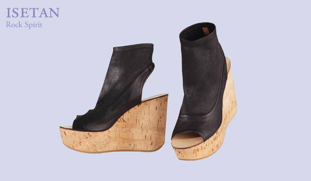 <strong>伊勢丹｜ISETAN</strong>　オープントゥが個性的なウェッジソールブーツ。足もとをモードに仕上げてくれる。ブーツ [H12cm]  9万3450円（クロエ／婦人靴／伊勢丹新宿店）