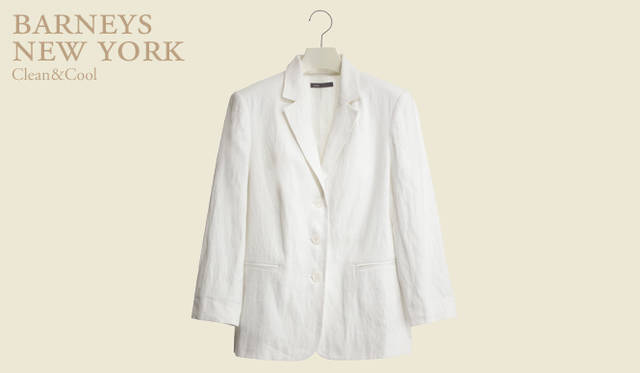 <strong>バーニーズ　ニューヨーク｜BARNEYS NEW YORK</strong>　2011年春夏必須カラーのホワイト。３つボタンのジャケットも、シワ感を活かした加工でリラックス感を演出。リネンジャケット 6万6150円（VINCE／バーニーズ　ニューヨーク銀座店）