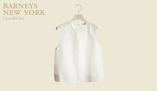 <strong>バーニーズ　ニューヨーク｜BARNEYS NEW YORK</strong>　いつもカジュアルなスティーブン アランからも、少しクリーンなトップスが登場。バックスタイルをリボンで結ぶコケティッシュなデザイン。ノースリーブトップス 2万8350円（スティーブン アラン／バーニーズ　ニューヨーク銀座店）
