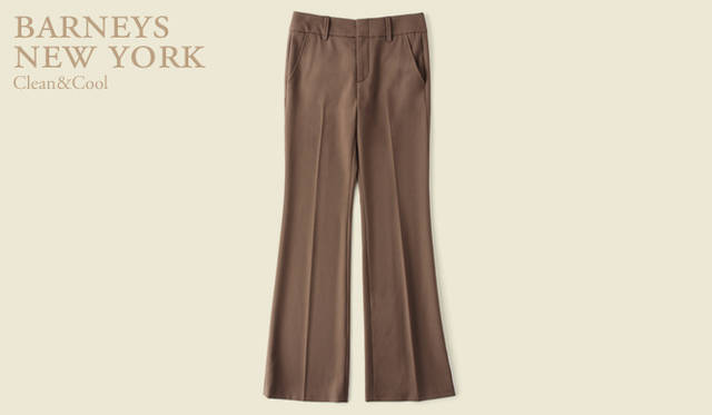 <strong>バーニーズ　ニューヨーク｜BARNEYS NEW YORK</strong>　センタープレスのクリーンなパンツも、ストレッチが入っていて穿きやすさは抜群。カーキパンツ 3万7800円（ヴィンス／バーニーズ　ニューヨーク銀座店）