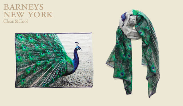 <strong>バーニーズ　ニューヨーク｜BARNEYS NEW YORK</strong>　今季注目の転写プリントスカーフは、孔雀が描れてインパクト大。グリーンが着こなしのポイントに。孔雀柄スカーフ 2万3100円（ヤーンズ／バーニーズ　ニューヨーク銀座店）