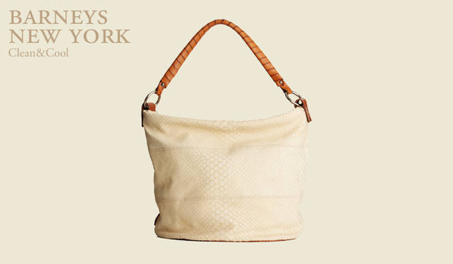 <strong>バーニーズ　ニューヨーク｜BARNEYS NEW YORK</strong>　淡いクリームカラーが上品さを醸す。フェイクパイソンバッグ[W30×H28×D24cm] 2万9400円(ソフィア シー／バーニーズ　ニューヨーク銀座店)