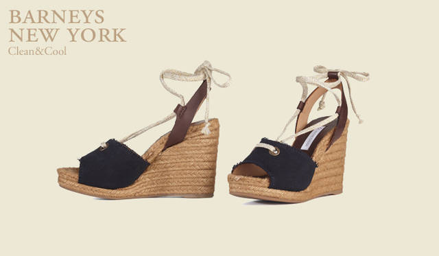 <strong>バーニーズ　ニューヨーク｜BARNEYS NEW YORK</strong>　ヒールやヒモの部分に金糸の織り込まれた、モダンなウェッジソールサンダル。夏の必需品！ ウエッジソールサンダル[H10cm] 3万1500円（ロートレ ショーズ／バーニーズ　ニューヨーク銀座店）
