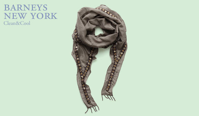 <strong>バーニーズ　ニューヨーク｜BARNEYS NEW YORK</strong>　メタルビーズをあしらうことで、よりラグジュアリーな印象。ストール 1万4700円（シトラス／バーニーズ　ニューヨーク新宿店）