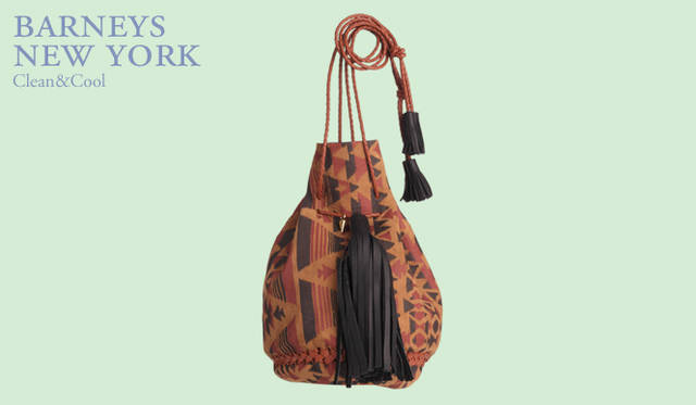 <strong>バーニーズ　ニューヨーク｜BARNEYS NEW YORK</strong>　イカット柄を思わせるエスニックな巾着バッグ。黒レザーのタッセルがデザインのポイントに。バッグ [W21×H27×D21cm] 7万7700円（ウェンディ ニコル／バーニーズ　ニューヨーク新宿店）