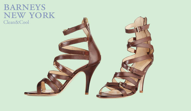 <strong>バーニーズ　ニューヨーク｜BARNEYS NEW YORK</strong>　グラディエーターふうベルトサンダルは、一足あると様々な着こなしに重宝しそう。サンダル [H10cm] 3万450円（バーニーズ　ニューヨーク／バーニーズ　ニューヨーク新宿店）　