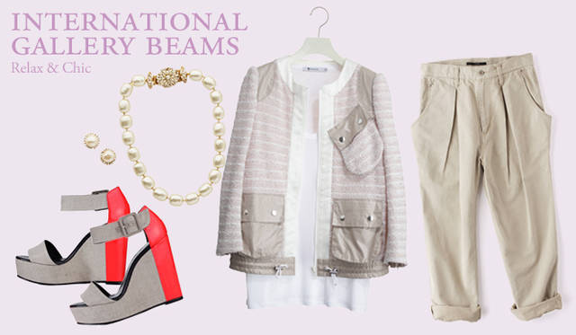 <strong>INTERNATIONAL GALLERY BEAMS｜インターナショナルギャラリー ビームス</strong>　ジャケット　4万5150円（サカイ）、Tシャツ　7875円（ティー アレキサンダー ワン）、チノパン 2万6250円（ファド スリー）、パールピアス 1万7850円、ネックレス 5万4600円（ともにミリアム ハスケル）、ウエッジソールシューズ [H12cm] 6万5100円（ピエール アルディ）　すべてインターナショナルギャラリー ビームス