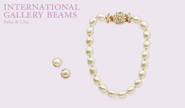 <strong>INTERNATIONAL GALLERY BEAMS｜インターナショナルギャラリー ビームス</strong>　大ぶりなパールアクセサリーで、着こなしにエレガンスをプラス。パールピアス 1万7850円、ネックレス 5万4600円（ともにミリアム ハスケル／インターナショナルギャラリー ビームス）