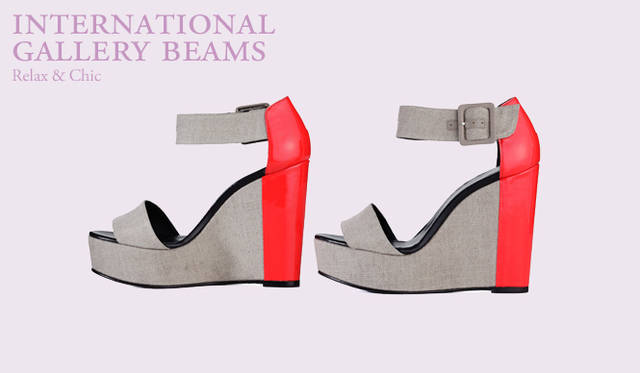 <strong>INTERNATIONAL GALLERY BEAMS｜インターナショナルギャラリー ビームス</strong>　ナチュラルなリネンと、フェミニニティを語る鮮烈なパテントレッドとの組み合わせ。ピエール アルディならではの構築的フォルムでモダンに。ウエッジソールシューズ [H12cm] 6万5100円（ピエール アルディ／インターナショナルギャラリー ビームス）