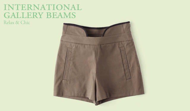 <strong>INTERNATIONAL GALLERY BEAMS｜インターナショナルギャラリー ビームス</strong>　カーキのショートパンツで元気な着こなしに。パンツ 2万6250円（ハニー ワイ／インターナショナルギャラリー ビームス）