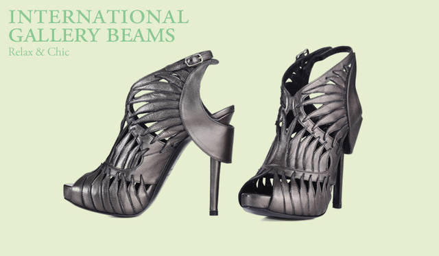 <strong>INTERNATIONAL GALLERY BEAMS｜インターナショナルギャラリー ビームス</strong>　メタリックカラーで、強く凛とした印象の足もとに仕上げて。シューズ[H12.5cm] 13万5450円（ヘザー ウィリアムス／インターナショナルギャラリー ビームス）