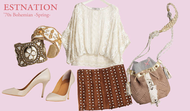 <strong>ESTNATION｜エストネーション</strong>　トップス 5万1450円（ビヨンド ヴィンテージ）、スエードミニスカート 6万1950円（グリフォン）、バングル　ともに1万1550円 （エー・ヴィー・マックス）、バッグ[W32×H18×D12cm] 3万9900円（クララモンテ）、パンプス [H9.5cm] 3万2550円（チェンバー）　すべてエストネーション