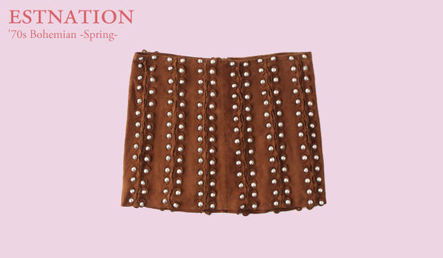 <strong>ESTNATION｜エストネーション</strong>　ハト目がたくさんあしらわれたスエードスカートはウエスタンにも着こなせる。スエードミニスカート 6万1950円（グリフォン／エストネーション）