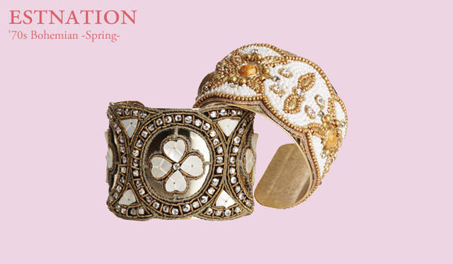 <strong>ESTNATION｜エストネーション</strong>　ビーズとウッドパーツを組み合わせたバングルは、トラバルなスパイスに。バングル　ともに1万1550円 （エー・ヴィー・マックス／エストネーション）