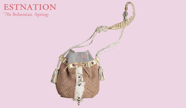 <strong>ESTNATION｜エストネーション</strong>　グレーレザーの編み込みが手の込んだバッグ。斜めがけしてカジュアルにもちたい。バッグ[W32×H18×D12cm] 3万9900円（クララモンテ／エストネーション）