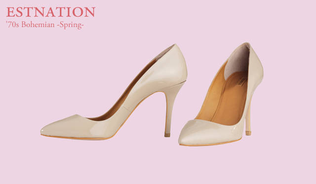 <strong>ESTNATION｜エストネーション</strong>　上品なベージュのパテント素材。シンプルなフォルムがいま新鮮。パンプス [H9.5cm] 3万2550円（チェンバー／エストネーション）