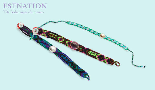 <strong>ESTNATION｜エストネーション</strong>　ホタテ貝モチーフがキュート！ ミサンガもどこか女性らしく。ミサンガ [太] 2万2050円、[中] 1万1550円、[細] 1万6800円（デッツォ／エストネーション）