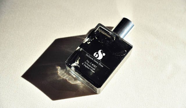 <strong>伊藤嶺香×尾花大輔｜対談</strong>　何人かのアーティストがコラボレーションｊに参加したフレグランス「Six Scents」。尾花さんがディレクションしたものは自身の名前を数字に置き換えて、“#087”とネーミングされた。