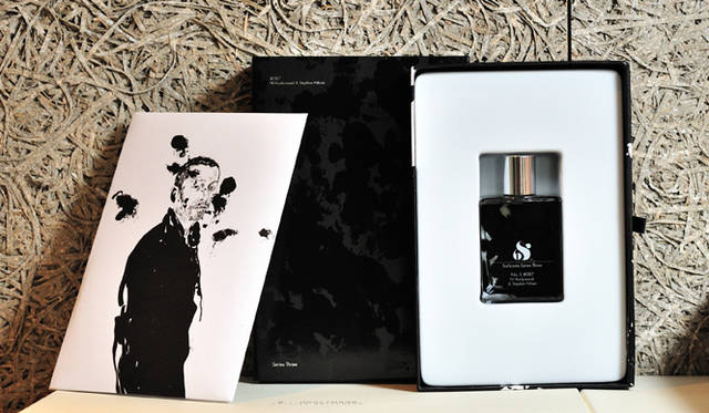 <strong>伊藤嶺香×尾花大輔｜対談</strong>　フレグランスのパッケージとその中身。尾花さんのポートレイトも。