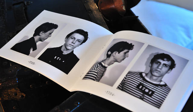 <strong>伊藤嶺香×尾花大輔｜対談</strong>　2010-11AWカタログより。犯罪写真をモチーフにした。 