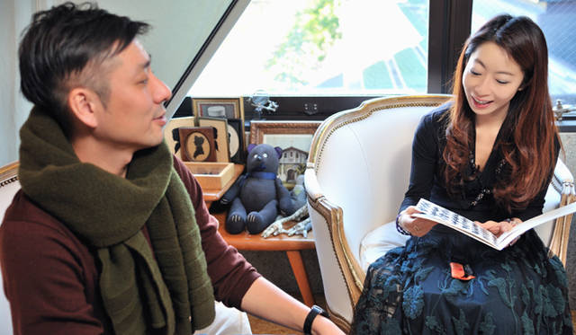 <strong>伊藤嶺香×尾花大輔｜対談</strong>　「おもしろい。昔からこういう写真が好きなのですか？」（伊藤さん）、「アメリカのリサイクルストアやフリーマーケットでたまたま見つけるような、意味のないものが好きでしたね」（尾花さん）。