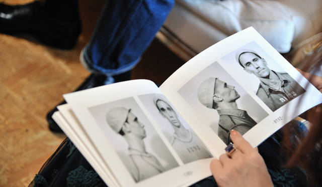 <strong>伊藤嶺香×尾花大輔｜対談</strong>　2010-11AWカタログを見ながら。