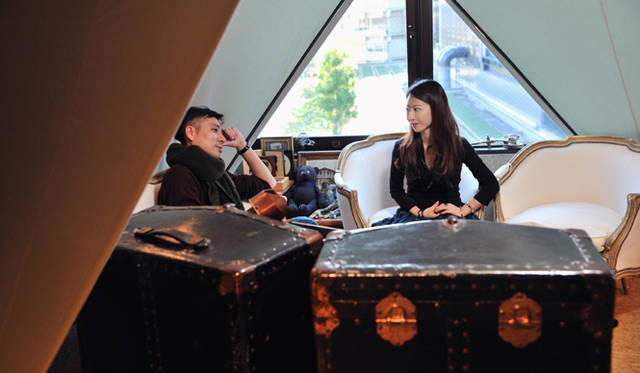 <strong>伊藤嶺香×尾花大輔｜対談</strong>　「そのときの直感を大事にしつつ、全力であたっていくタイプですからね」（伊藤さん）、「まさしくそのとおりで、打ち合わせもぱっと見たなかでいちばんピンときたものを選ぶ。つぎの打ち合わせのときにはどれを選んだかなんて忘れちゃってるんだけど（笑）」（尾花さん）