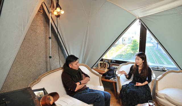 <strong>伊藤嶺香×尾花大輔｜対談</strong>　「僕、なんでも最悪なケースから物事を考えるんですよ」（尾花さん）、「じつは全然ネガティブなんかじゃないですよ。ベストを目指そうとする上昇志向が強いんで、極端な話、いちばん下を見つめることによってそこからアイデアを絞り上げていっているというか」（伊藤さん）