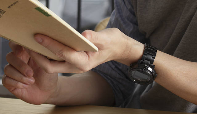 <strong>My Own Watch｜あなたの時計見せてください</strong>　谷尻さん愛用のセイコーウオッチ「WIRED」。「2年半前くらいに、僕が設計をさせていただいた別荘のお施主さんにいただいたもの。電波時計なので、時間が狂わないところが気に入っています」（谷尻さん）