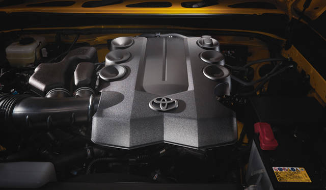 <strong>TOYOTA FJ CRUISER｜トヨタ FJクルーザー</strong>　4.0リッター V6 1GR-FEエンジン