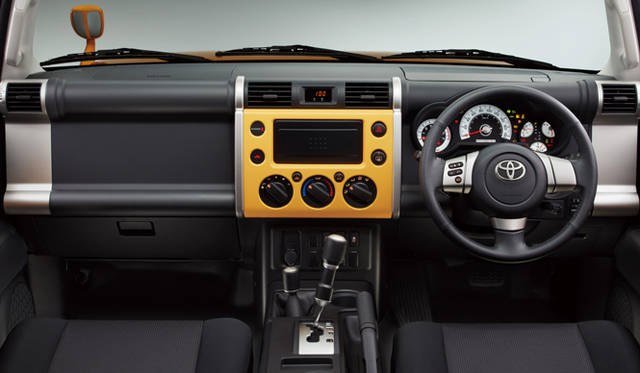 <strong>TOYOTA FJ CRUISER｜トヨタ FJクルーザー</strong>　FJクルーザー “カラーパッケージ” (外鈑色｜ツートーン イエロー)