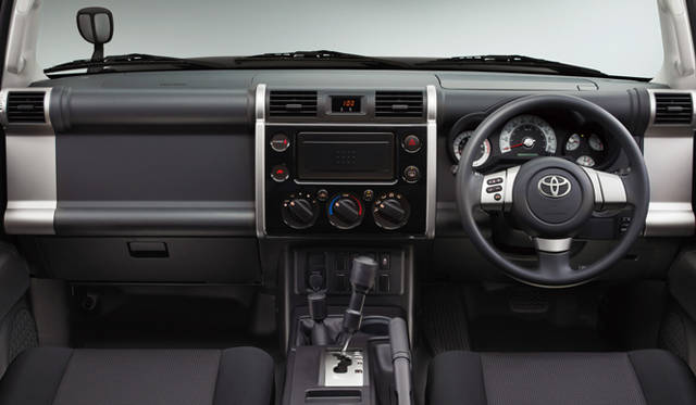<strong>TOYOTA FJ CRUISER｜トヨタ FJクルーザー</strong>　FJクルーザー “オフロードパッケージ” (外鈑色｜ツートーン ブラック) 