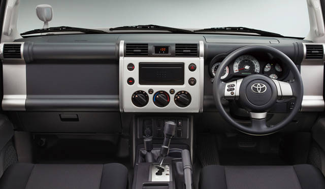 <strong>TOYOTA FJ CRUISER｜トヨタ FJクルーザー</strong>　FJクルーザー (外鈑色｜ホワイト) 