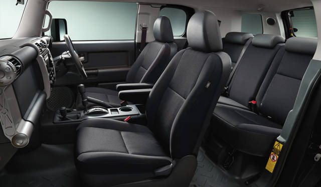 <strong>TOYOTA FJ CRUISER｜トヨタ FJクルーザー</strong>　“オフロードパッケージ” (外鈑色｜ツートーン ブラック) 