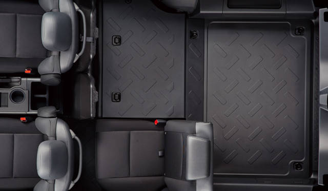 <strong>TOYOTA FJ CRUISER｜トヨタ FJクルーザー</strong>　ラゲッジルーム (リヤシート片側ダブルフォールディング状態)