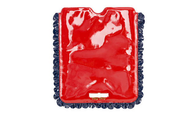 <strong>MIU MIU｜ミュウミュウ</strong>　ｉPadケース（レッド）[W21×H24.5cm] 3万5700円（予定価格）（ミュウミュウ／プラダ ジャパンカスタマーリレーションズ）