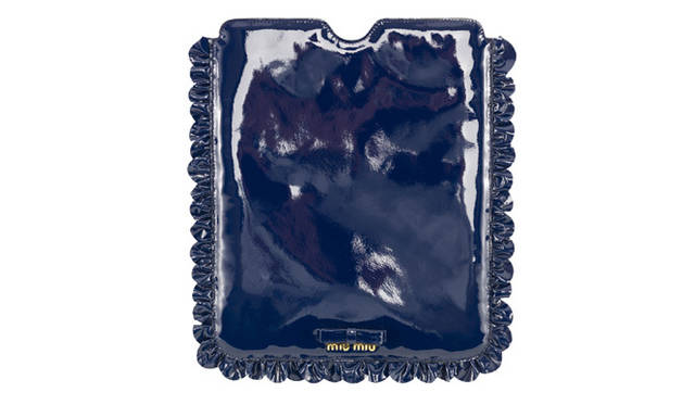 <strong>MIU MIU｜ミュウミュウ</strong>　ｉPadケース（ネイビー）[W21×H24.5cm] 3万5700円（予定価格）（ミュウミュウ／プラダ ジャパンカスタマーリレーションズ）