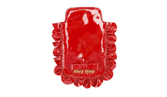 <strong>MIU MIU｜ミュウミュウ</strong>　ｉPodケース（レッド）(2011年2月上旬発売予定) [W8×H12cm] 1万9950円（予定価格）（ミュウミュウ／プラダ ジャパンカスタマーリレーションズ）