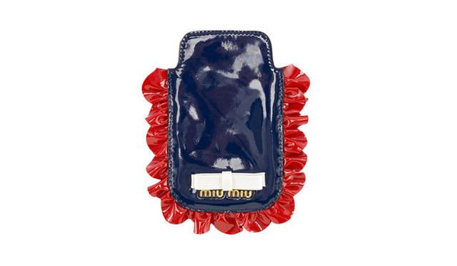 <strong>MIU MIU｜ミュウミュウ</strong>　ｉPodケース（ネイビー）(2011年2月上旬発売予定) [W8×H12cm] 1万9950円（予定価格）（ミュウミュウ／プラダ ジャパンカスタマーリレーションズ）