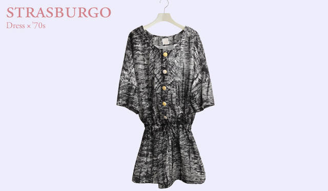 <strong>STRASBURGO｜ストラスブルゴ</strong>　モダンなプリントに、イエローのグラフィカルな布でくるまれたボタンがポイント。ウエスト部分のゆるいシャーリングも今の気分。ドレス 19万5300円（パスカルミレー／ストラスブルゴ）