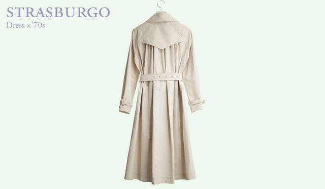 <strong>STRASBURGO｜ストラスブルゴ</strong>　たっぷりとギャザーの入ったバックスタイルが特徴的。トレンチコート 11万1300円（ストラスブルゴオリジナル／ストラスブルゴ）