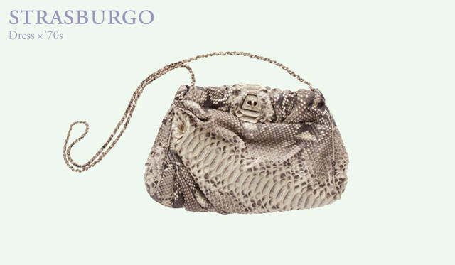 <strong>STRASBURGO｜ストラスブルゴ</strong>　柔らかでマットな素材感と華奢なチェーンが相性良し。大人気のザリアーニの新作。パイソンチェーンポシェット [W37×H23×D9cm] 30万3450円（ザリアーニ／ストラスブルゴ）