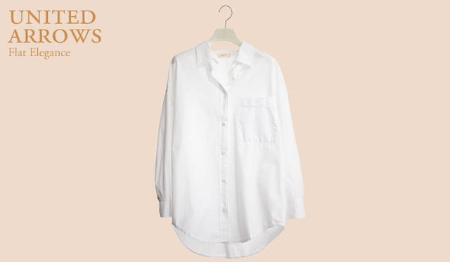 <strong>UNITED ARROWS｜ユナイテッドアローズ</strong>　こなれた雰囲気の漂うシャツ。袖をロールアップするなど、着くずしも楽しめそう。白シャツ 2万4675円（フォルテ フォルテ／ユナイテッドアローズ 原宿本店 ウィメンズ館）