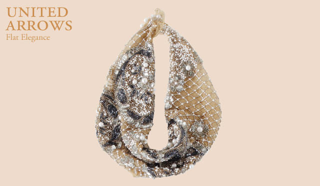 <strong>UNITED ARROWS｜ユナイテッドアローズ</strong>　スカーフにビーズやスパンコールがあしらわれ、まるで大ぶりのネックレスのよう。ビジュースカーフ 4万9350円（ローク／ユナイテッドアローズ 原宿本店 ウィメンズ館）