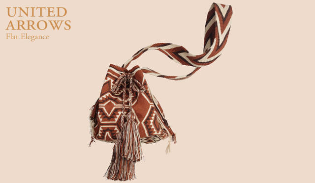 <strong>UNITED ARROWS｜ユナイテッドアローズ</strong>　トライバルな躍動感たっぷりのバッグで、味のあるコーディネイトに。バッグ[W28×H25×D28cm] 3万1500円（モキラ／ユナイテッドアローズ 原宿本店 ウィメンズ館）