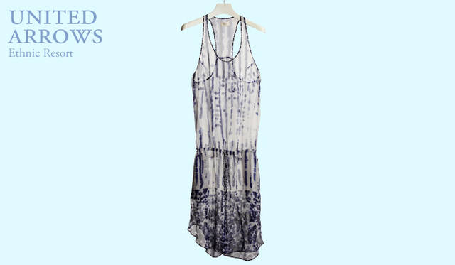 <strong>UNITED ARROWS｜ユナイテッドアローズ</strong>　透け感が涼しげなタイダイ柄。クリーンで洗練されたムードとエスニックテイストが共存。ドレス 3万1500円（ロゼー／ユナイテッドアローズ 原宿本店 ウィメンズ館）
